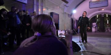 Bono y The Edge dieron un concierto sorpresa en una estación de subte de Kiev