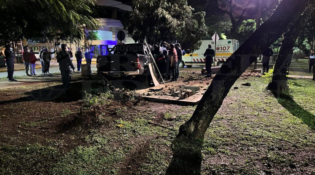 Esta madrugada: conductor ebrio despistó, subió a una plazoleta y se estrelló contra una columna en Posadas