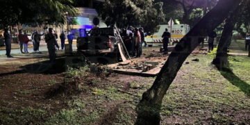 Esta madrugada: conductor ebrio despistó, subió a una plazoleta y se estrelló contra una columna en Posadas