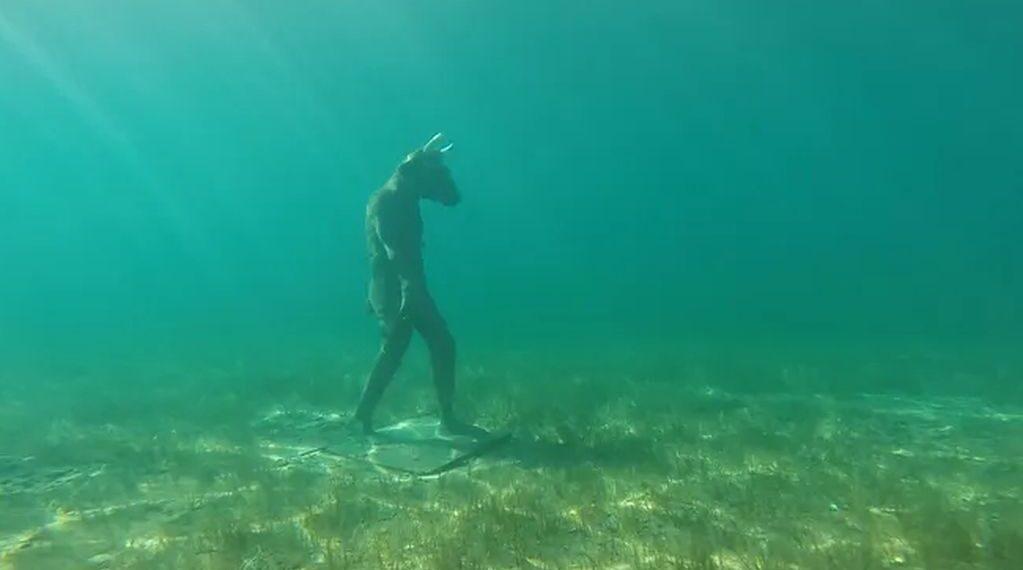 Un misterioso minotauro apareció en el fondo de un lago en Neuquén