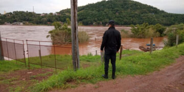 Evacúan familias de El Soberbio, Alba Posse y Panamabí por la crecida del río Uruguay