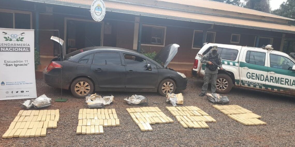 Automovilista intentó huir con 146 kilos de marihuana en Jardín América