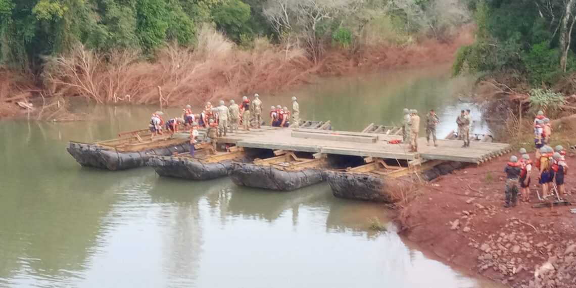 Avanza el armado del puente militar sobre el arroyo Pindaytí