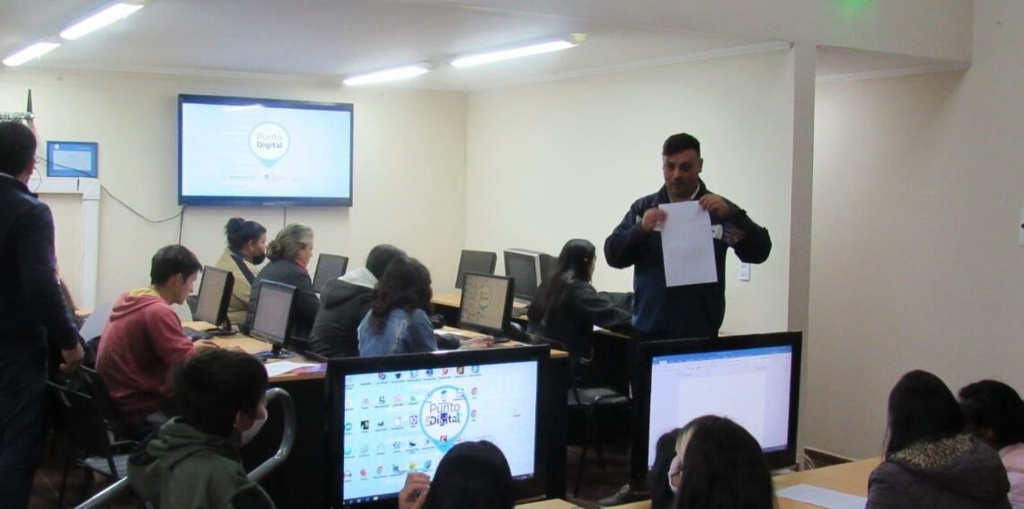 Economía del conocimiento: Capacitan a madres y sus hijos en alfabetización digital