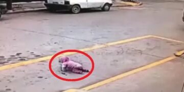 Insólito episodio en Buenos Aires: una bebé gateaba sola en la calle y fue rescatada por un vecino