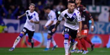 Vélez superó a River pero se quedó corto en el resultado y dejó la serie abierta