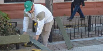 Posadas Sustentable: instalan bancos de madera plástica en la Plaza 9 de Julio