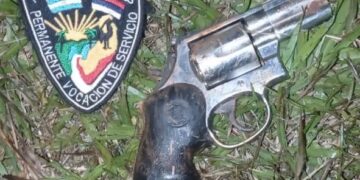 Un Policía evitó el robo de un auto y detuvo al implicado, quien disparó e hirió al propietario