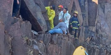 Rescataron a un hombre que quedó atrapado entre piedras tras un derrumbe