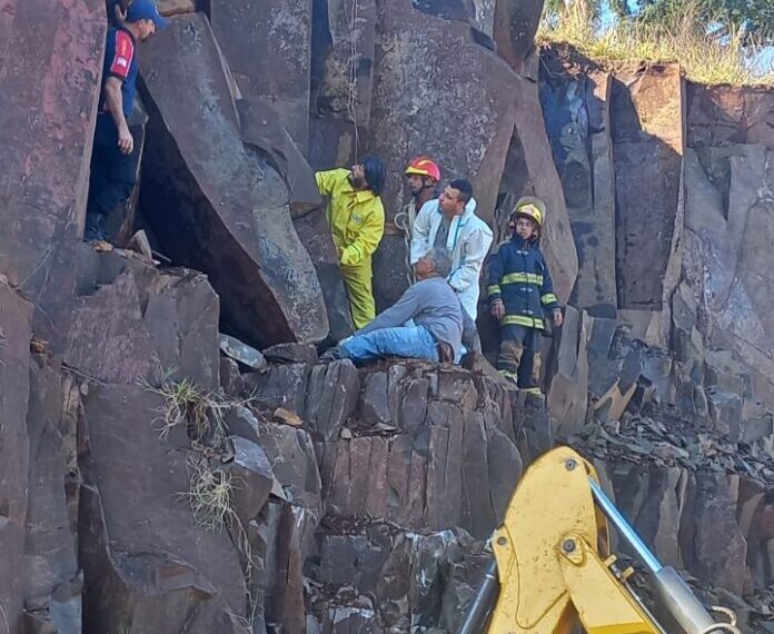 Rescataron a un hombre que quedó atrapado entre piedras tras un derrumbe