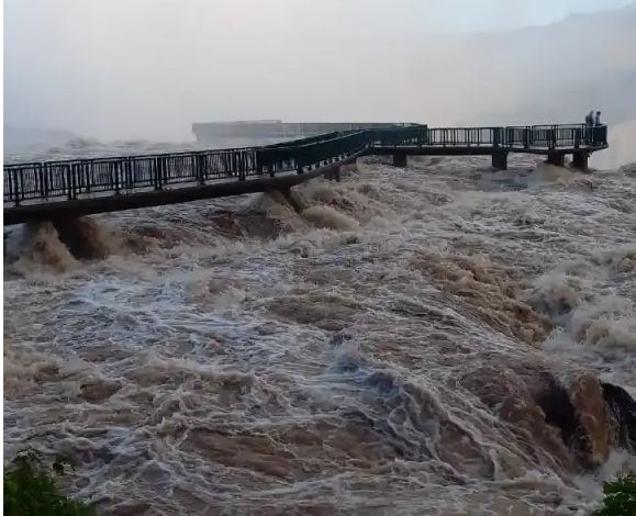 Cataratas: por el aumento del caudal del río Iguazú, cerraron el paseo a Garganta del Diablo