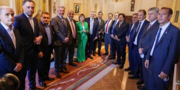Gobernadores le llevan al Presidente un proyecto para reformar la Corte Suprema