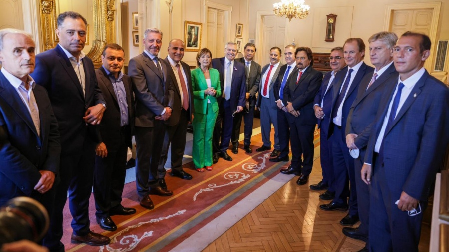 Gobernadores le llevan al Presidente un proyecto para reformar la Corte Suprema