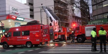 Tragedia en Buenos Aires: murieron 5 personas por un incendio en un edificio de departamentos; tres son menores de edad
