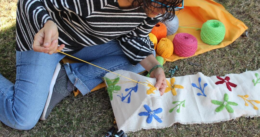 Jani Perié y una exposición de pinturas, estampas y bordados