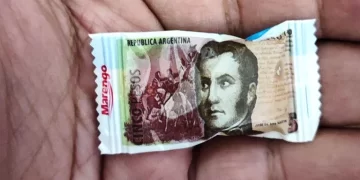 Volvió el billete de $5 en forma de caramelos: una empresa los rescató del olvido para usarlos como vuelto