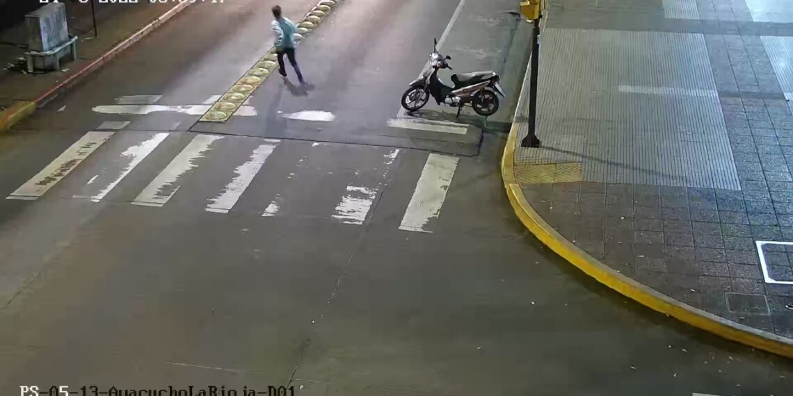 Captaron por las cámaras del 911 a dos personas cuando intentaban robarse motocicletas en el Centro de Posadas