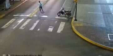 Captaron por las cámaras del 911 a dos personas cuando intentaban robarse motocicletas en el Centro de Posadas