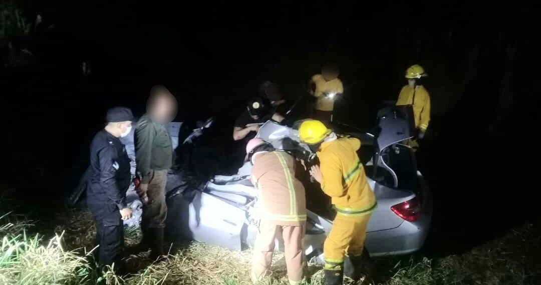Accidente fatal: una conductora falleció tras colisionar con un colectivo