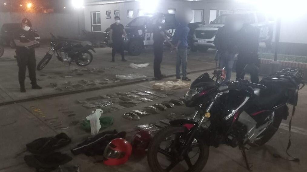 Capturaron a dos motociclistas con un centenar de placas robadas del cementerio
