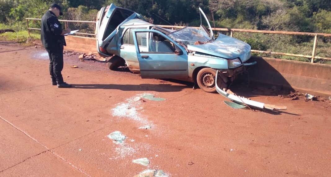 Dos lesionados al chocar el auto contra un muro de contención