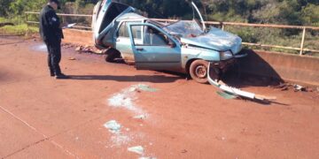 Dos lesionados al chocar el auto contra un muro de contención