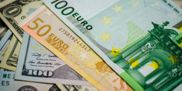 El euro alcanzó la paridad con el dólar por primera vez en casi 20 años