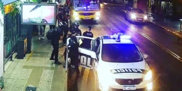 Fue filmado cuando provocaba daños en una parada de colectivo en Posadas y lo detuvieron