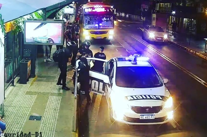 Fue filmado cuando provocaba daños en una parada de colectivo en Posadas y lo detuvieron