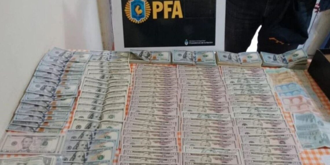 Encontraron 50 mil dólares y más de 7 millones de pesos en casas de punteros de organizaciones sociales