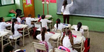 Tras el receso de invierno, varios distritos sumarán una hora de clases más por día