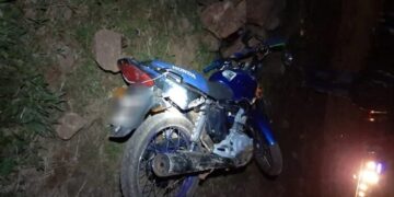 Peatón murió atropellado por una moto y un auto en Pozo Azul: el automovilista se dio a la fuga