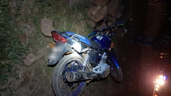 Peatón murió atropellado por una moto y un auto en Pozo Azul: el automovilista se dio a la fuga