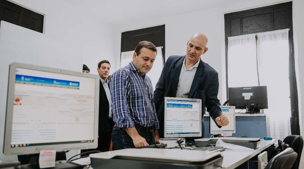 El Gobernador recorrió el remodelado edificio del Centro de Documentación Rápida en Apóstoles