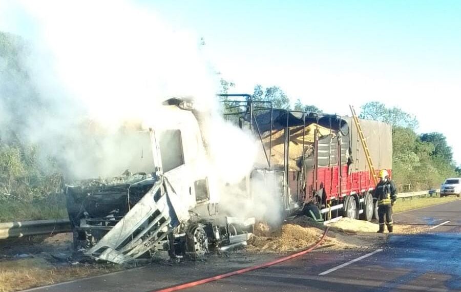 Se incendió un camión que transportaba 34 toneladas de maíz