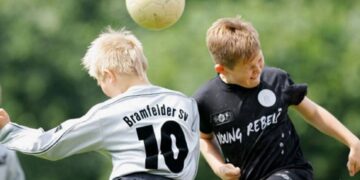 Inglaterra prohibirá cabezazos en fútbol para niños menores de 12 años