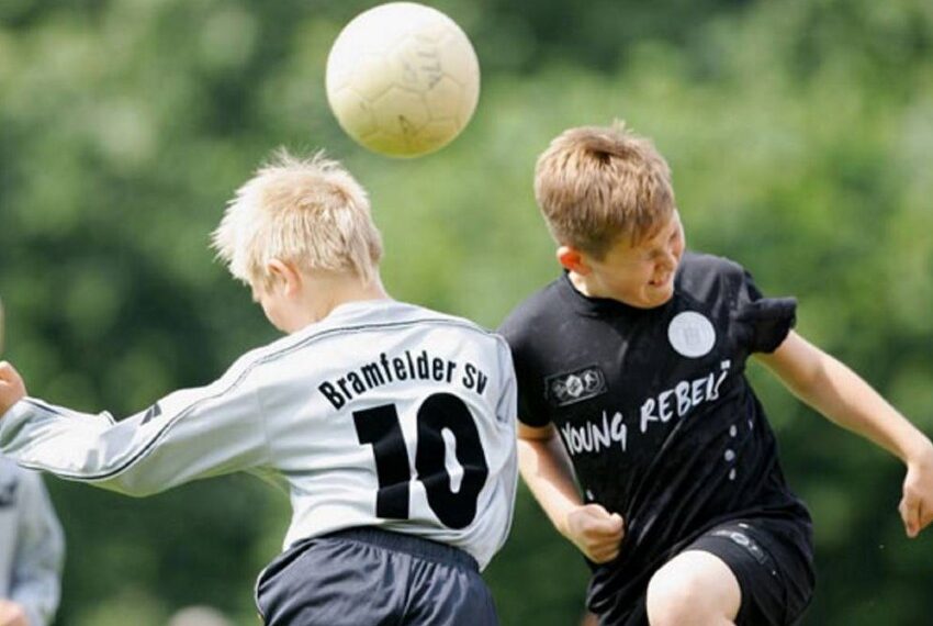 Inglaterra prohibirá cabezazos en fútbol para niños menores de 12 años