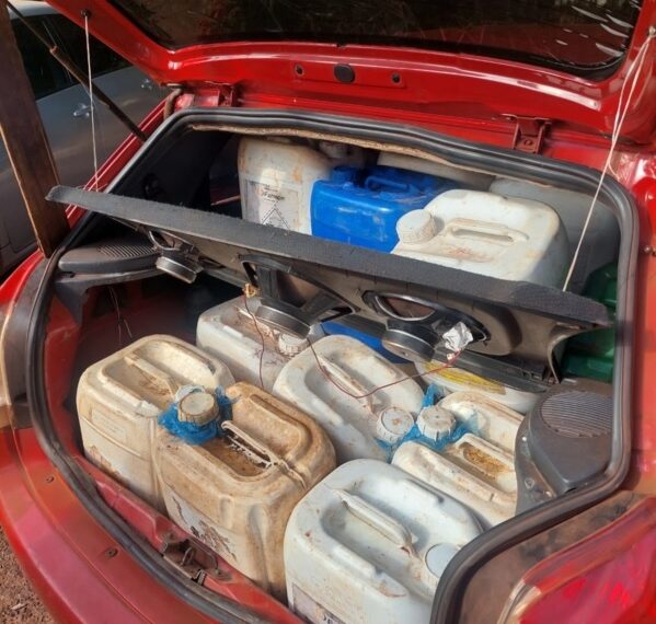 Incautaron 30 bidones con nafta que eran transportados de forma peligrosa en un automóvil
