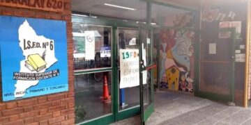Neuquén: la policía practicaba con gases lacrimógenos al lado de una escuela y se intoxicaron 70 alumnos