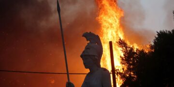 Ola de calor en Grecia: el fuego amenaza los suburbios de Atenas