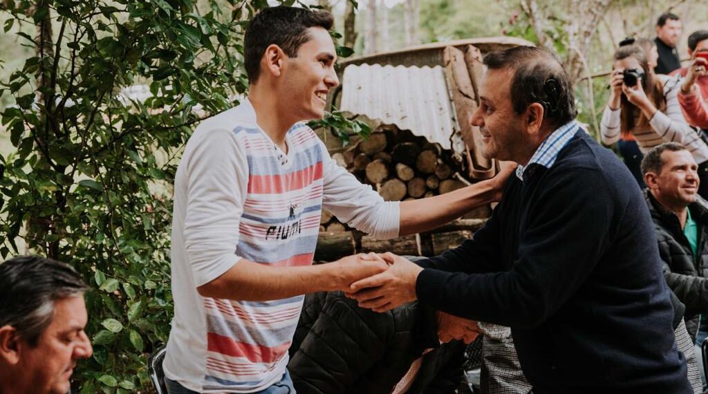 El gobernador entregó beneficios a productores en Campo Viera 