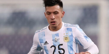 Fútbol: Lisandro Martínez pasó al United en una venta récord que implicó 55 millones de libras