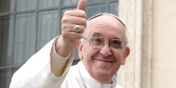 El Papa Francisco negó rumores de renuncia y se ofreció a ir a Moscú y Kiev a ayudar a la paz