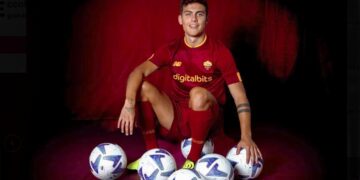 El argentino Paulo Dybala fue presentado ante los hinchas de la Roma