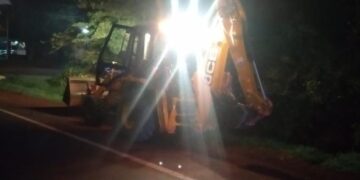 Un motociclista perdió la vida al chocar con una retroexcavadora