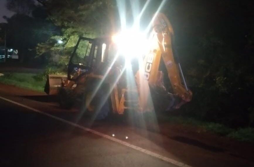 Un motociclista perdió la vida al chocar con una retroexcavadora