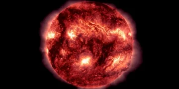 Predicen un impacto directo de una tormenta solar en la Tierra para este martes