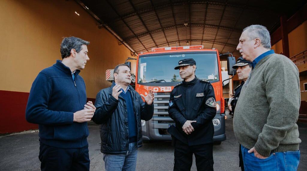 Herrera Ahuad entregó un nuevo camión autobomba a la División de Bomberos de la Policía de la provincia