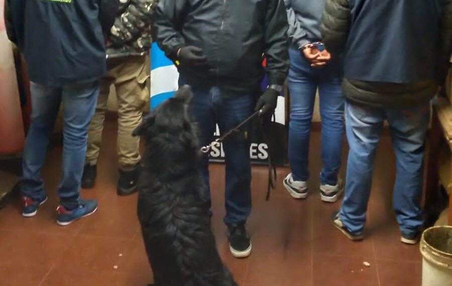 Policías y el perro “Black” capturaron a dos hombres con cocaína que pretendían viajar a Buenos Aires