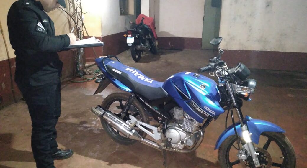 Merodeaban un vecindario al mando de una moto robada y fueron detenidos en plena huida